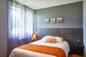 Vuode tai vuoteita majoituspaikassa Cozy Hôtel Logis Morlaix