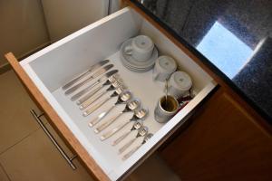 uma gaveta com utensílios de prata numa cozinha em Bahia Belgrano Suites em Bahía Blanca