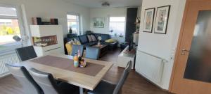 un salon avec une table et un canapé dans l'établissement Ferienhaus Wangermeer, à Wangerland