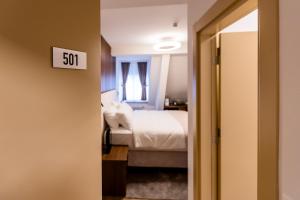 Krevet ili kreveti u jedinici u okviru objekta Deluxe Appart & Hotel Zürich Kreis 4
