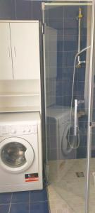 łazienka z pralką i pralką w obiekcie Appartamento Varese w mieście Varese