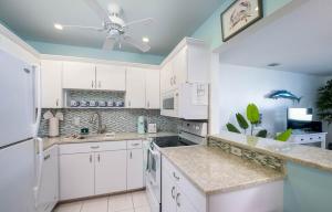 Η κουζίνα ή μικρή κουζίνα στο Florida Keys Sea Isle Condo Ocean Front Private Beach