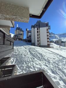 Cảnh núi rừng hoặc tầm nhìn ra núi từ căn hộ