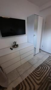 Sjónvarps- og/eða afþreyingartæki á Apartment Olive Istra