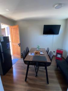 een woonkamer met een tafel en een bank bij Mini casa aérea in Villarrica