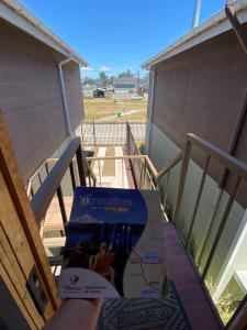 een persoon die een doos op een trap vasthoudt bij Mini casa aérea in Villarrica +1 foto