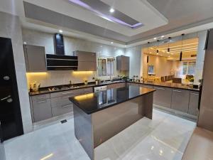 eine große Küche mit einer großen Insel in der Mitte in der Unterkunft Villa Grand residence Auc شارع ال 90 in Kairo + 4 Fotos