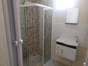 a bathroom with a shower and a sink at Pousada - Flat - Kitnet - Mobiliada, Confortável e Perto de Tudo in Atibaia +18 photos