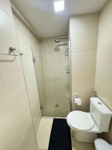 Un baño con inodoro y ducha de cristal. en Beira Mar Fortaleza Landscape Platinum, en Fortaleza