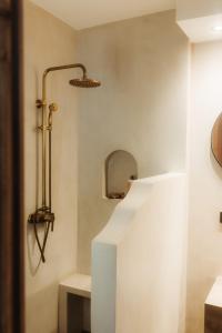 ein Bad mit einer Dusche neben einer Treppe in der Unterkunft Stylish Loft with Nature Views, Balcony in the heart of Vejer in Vejer de la Frontera