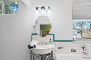 un baño con lavabo y espejo en 3 in 1 Villa Swing Set Game Room Dogs Ok, en Austin 94 fotos más