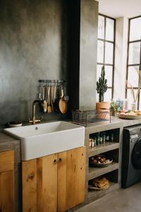 eine Küche mit einem weißen Waschbecken und einem Herd in der Unterkunft Stylish Loft with Nature Views, Balcony in the heart of Vejer in Vejer de la Frontera