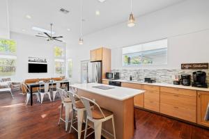 Una cocina y un comedor con mesa y sillas. en 3 in 1 Villa Swing Set Game Room Dogs Ok, en Austin
