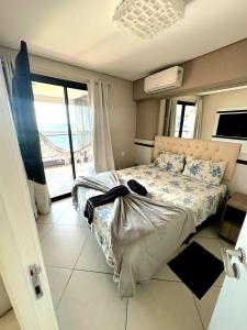 Un dormitorio con una cama y una ventana grande. en Beira Mar Fortaleza Landscape Platinum, en Fortaleza 60 fotos más