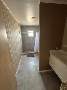 Un baño con ducha, bañera y lavabo. en Casa barrio Las Lomas 2, en Monte Hermoso