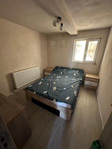 een kleine slaapkamer met een bed en een raam bij Cabana de la Sat in Iablaniţa