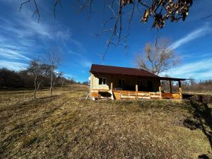 een huis midden in een veld bij Cabana de la Sat in Iablaniţa