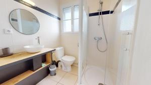 Un baño con inodoro, lavabo y ducha. en Etoile des Mers, en Plage-des-Demoiselles