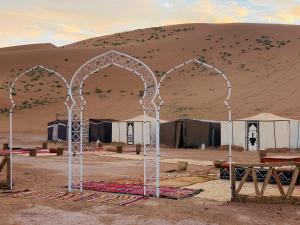 due archi in mezzo al deserto con tende di Camp atlantic chegaga a M'Hamid Altre 37 foto