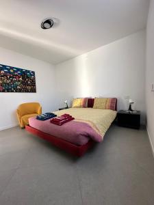Un dormitorio con una cama grande en una habitación. en appartamento Maria Luigia, en Riva del Garda