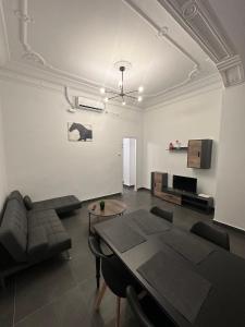 a living room with a table and a couch at Home Turia Pio Apartamento de 3 habitaciones in Valencia