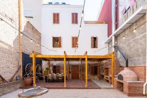 a view of the courtyard of a building at La Quadra Rural Housing in Sant Carles de la Ràpita