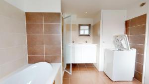 Un baño con bañera, inodoro y lavabo. en Les Flots des Demoiselles, en Plage-des-Demoiselles 28 fotos más