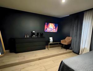 TV a/nebo společenská místnost v ubytování La Suite Hotel & Apartment, Hanau City Centre - Contactless Check-in