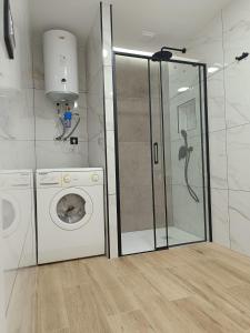 a bathroom with a washing machine and a washer at Vera Natura Apartamento Roci in Vera