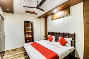 Postel nebo postele na pokoji v ubytování Hotel O JPS Galaxy Hotel