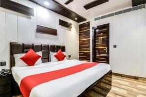 Postel nebo postele na pokoji v ubytování Hotel O JPS Galaxy Hotel