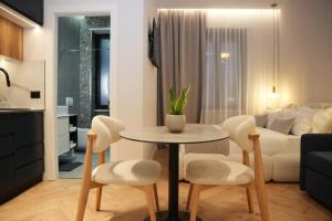 Posezení v ubytování NEA Deluxe Apart-Hotel + 37 fotografií