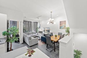 Et opholdsområde på Furnished Loft Style Apartment in Southend