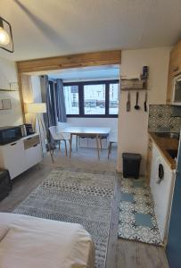 a room with a kitchen and a table with a tableablish at MyHome - PSO37 - Studio cosy 4 pax Val Claret in Tignes