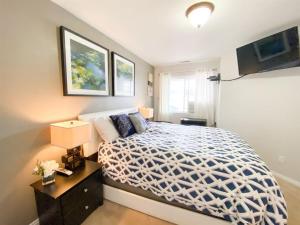 ein Schlafzimmer mit einem großen Bett mit einer weißen Bettdecke in der Unterkunft Inn Building Condo 204 in Garden City