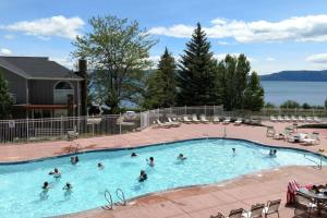 eine Gruppe von Personen in einem großen Schwimmbad in der Unterkunft Inn Building Condo 204 in Garden City