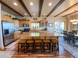 Dapur atau dapur kecil di The Gathering Place in The Reserve, beach, pools