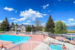 ein großes Schwimmbecken mit Menschen, die darum herum sitzen in der Unterkunft Inn Building Condo 107 in Garden City