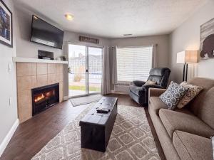 ein Wohnzimmer mit Couch und Kamin in der Unterkunft Inn Building Condo 107 in Garden City