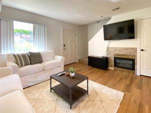 ein Wohnzimmer mit einer weißen Couch und einem Kamin in der Unterkunft Lake View Condo 902 4 in Garden City