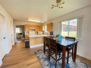 eine Küche mit Tisch und Stühlen in einem Zimmer in der Unterkunft Lake View Condo 902 4 in Garden City