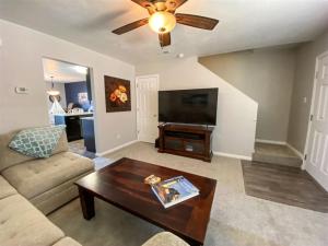 Televiisor ja/või meelelahutuskeskus majutusasutuses Gorgeous Updated Lake View Condo 942 3