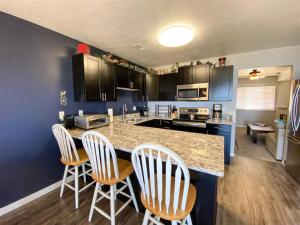 Köök või kööginurk majutusasutuses Gorgeous Updated Lake View Condo 942 3