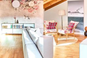 a living room with a couch and a table at Übersee21 Ferienloft am Chiemsee in Übersee