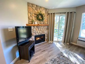 Μια τηλεόραση ή/και κέντρο ψυχαγωγίας στο Inn Building Condo 212, gorgeous updated condo