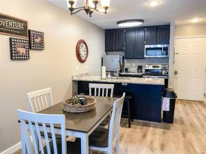 Η κουζίνα ή μικρή κουζίνα στο Inn Building Condo 212, gorgeous updated condo