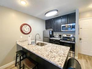Η κουζίνα ή μικρή κουζίνα στο Inn Building Condo 212, gorgeous updated condo +13 φωτογραφίες
