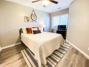 Ένα ή περισσότερα κρεβάτια σε δωμάτιο στο Inn Building Condo 212, gorgeous updated condo