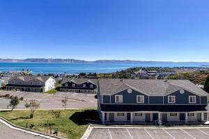 eine Luftaufnahme eines Hauses mit dem Meer im Hintergrund in der Unterkunft Lake View Condo 874 4 with Awesome Lake View in Garden City