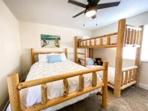 1 Schlafzimmer mit 2 Etagenbetten und einem Deckenventilator in der Unterkunft Lake View Condo 871 4 with amazing views in Garden City + 26 Fotos